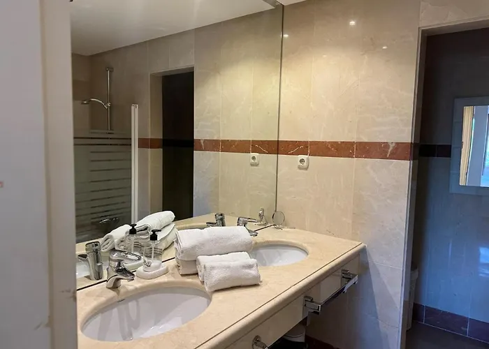 דירה Modern 4 Bed אסטפונה